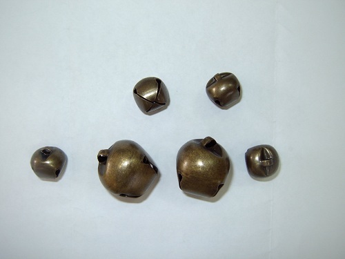 狗鈴古銅色金屬鈴鐺，展示六顆不同尺寸的圓形寵物響鈴，適用狗項圈及寵物配件